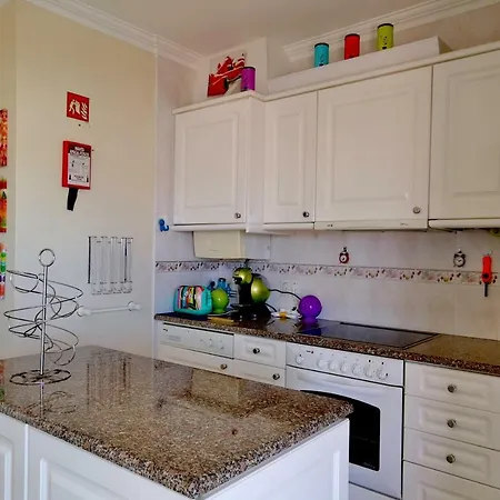 3 Bed Apartment, Near The Beach, Oura, דירה *