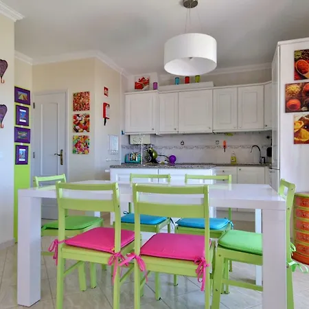 3 Bed Apartment, Near The Beach, Oura, דירה *